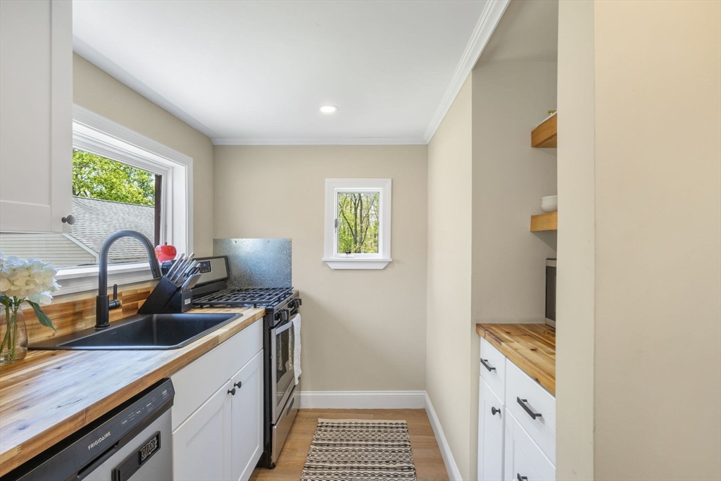 90 Manning Street Hudson, MA 01749 - Photo 3 of 38