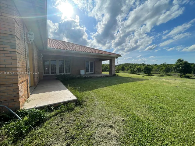 a view of a house with backyard and garden