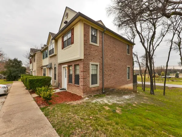 $1,350 | 202 South College Street, Unit 8, Georgetown, TX 78626