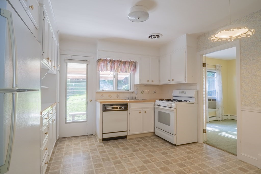 39 Pilgrim Road Marblehead, MA 01945 - Photo 18 of 41