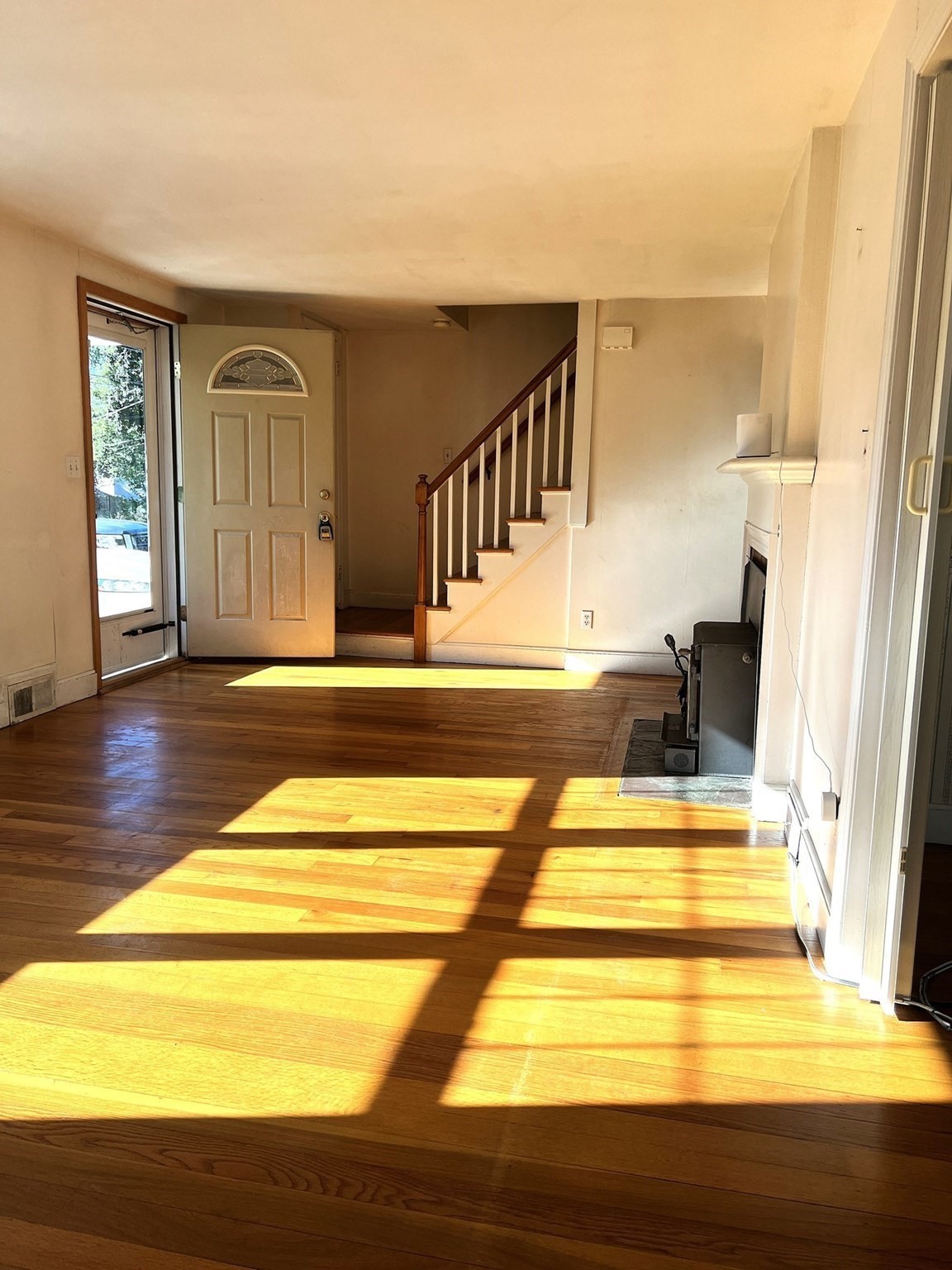 109 Pilgrim Road Springfield, MA 01118 - Photo 3 of 35 Gallery Image 3