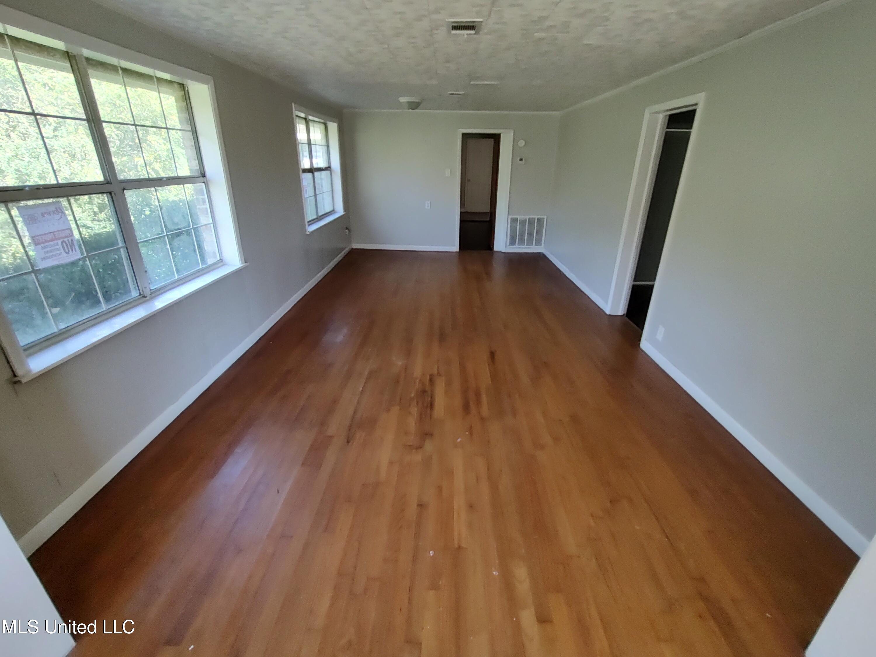 4005 West Pine Street Moss Point, MS 39563 - Photo 5 of 16 IMG_20241230_091311661_HDR