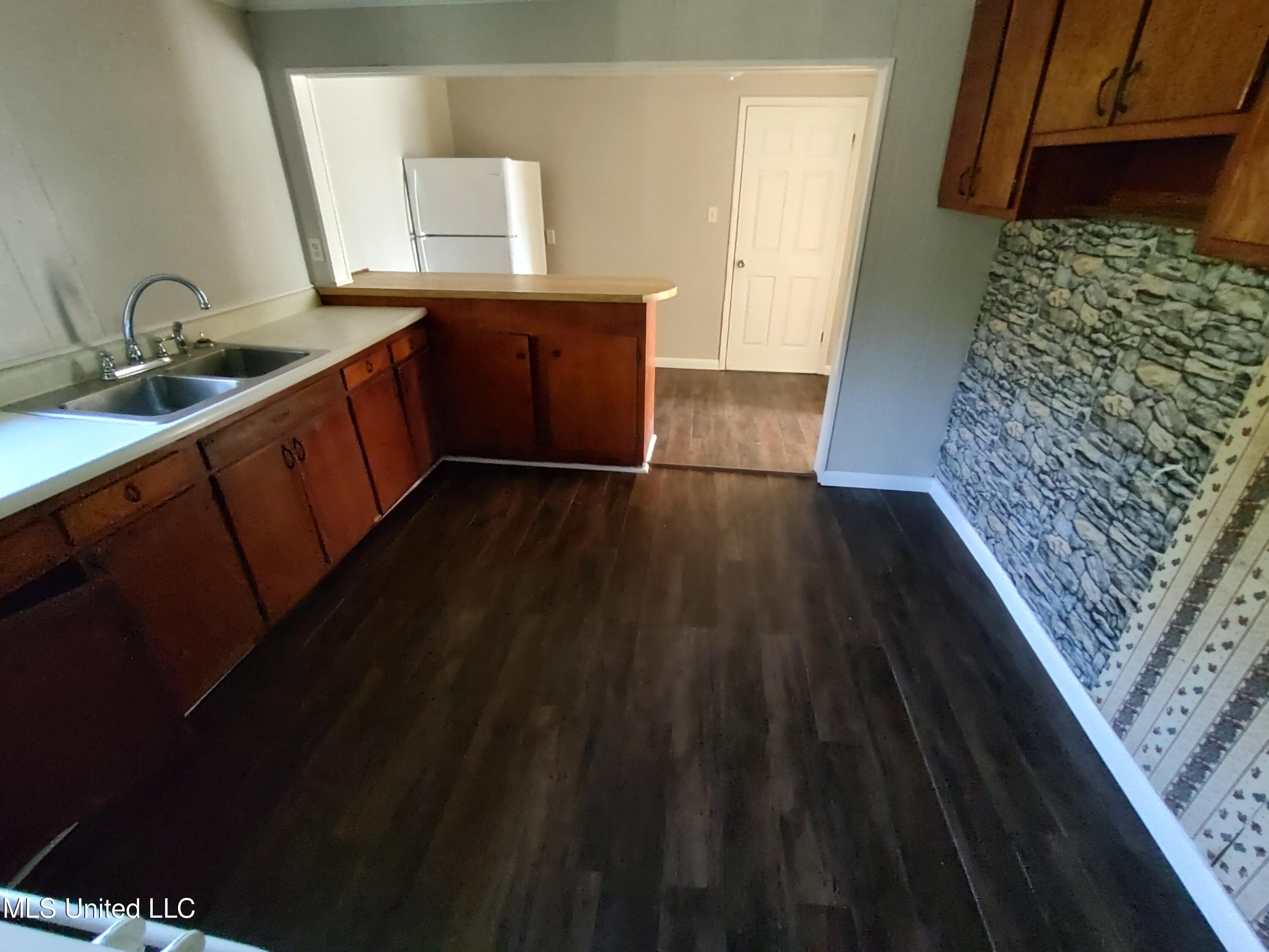 4005 West Pine Street Moss Point, MS 39563 - Photo 6 of 16 IMG_20241230_091521214_HDR