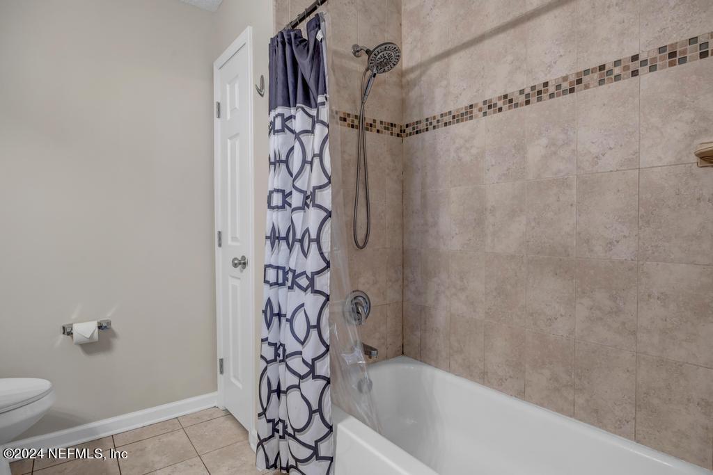 3308 Thunder Road Middleburg, FL 32068 - Photo 19 of 39 a bathroom with a bathtub and shower