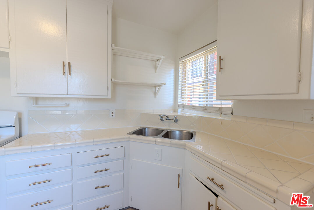 233 East Alameda Avenue, Unit A Burbank, CA 91502 - Photo 8 of 24