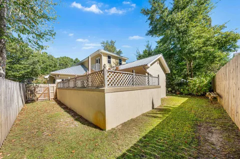 a view of a house with backyard