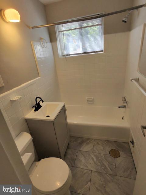 4778 South Capitol Terrace Southwest, Unit C Washington, DC 20032 - Photo 6 of 12 a bathroom with a toilet and a bathtub