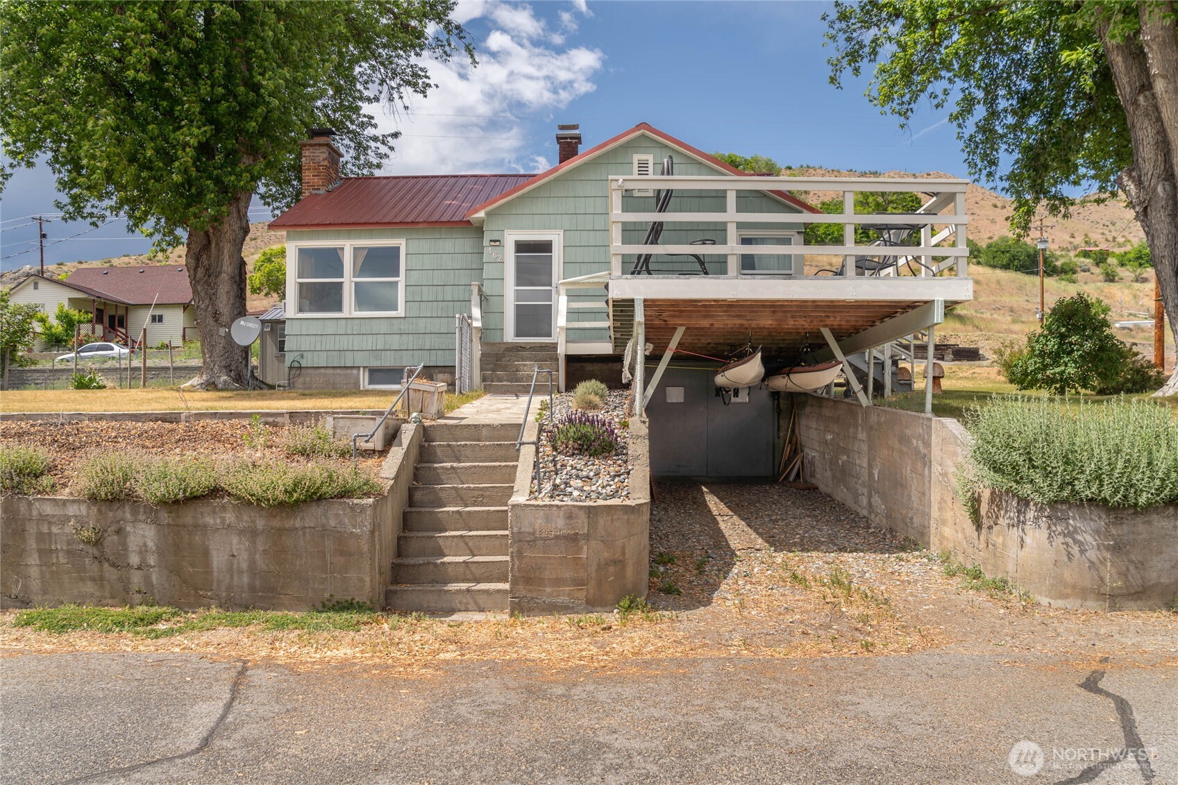 462 Beach Street Pateros, WA 98846 - Photo 1 of 30 a front view of a house with a yard