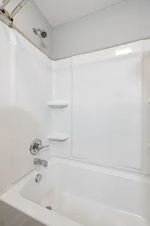 en empty room with closet and a ceiling fan