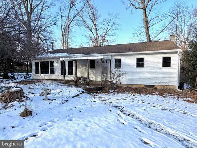 a view of a yard with a house