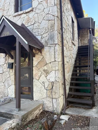a view of entryway with a front door