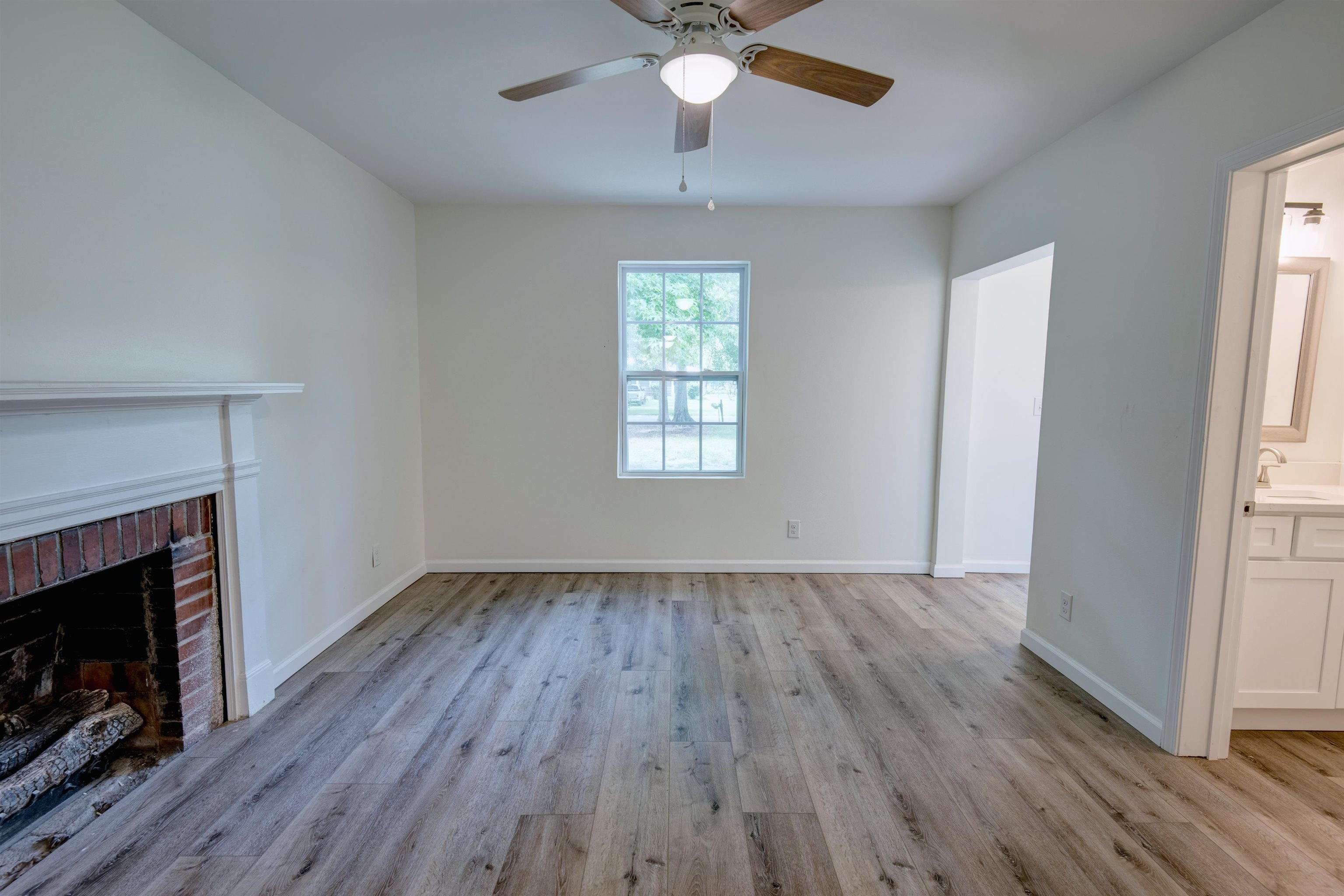 510 East Myrtle Avenue Foley, AL 36535 - Photo 5 of 22 Living Room