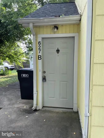 a view of entryway with a small yard