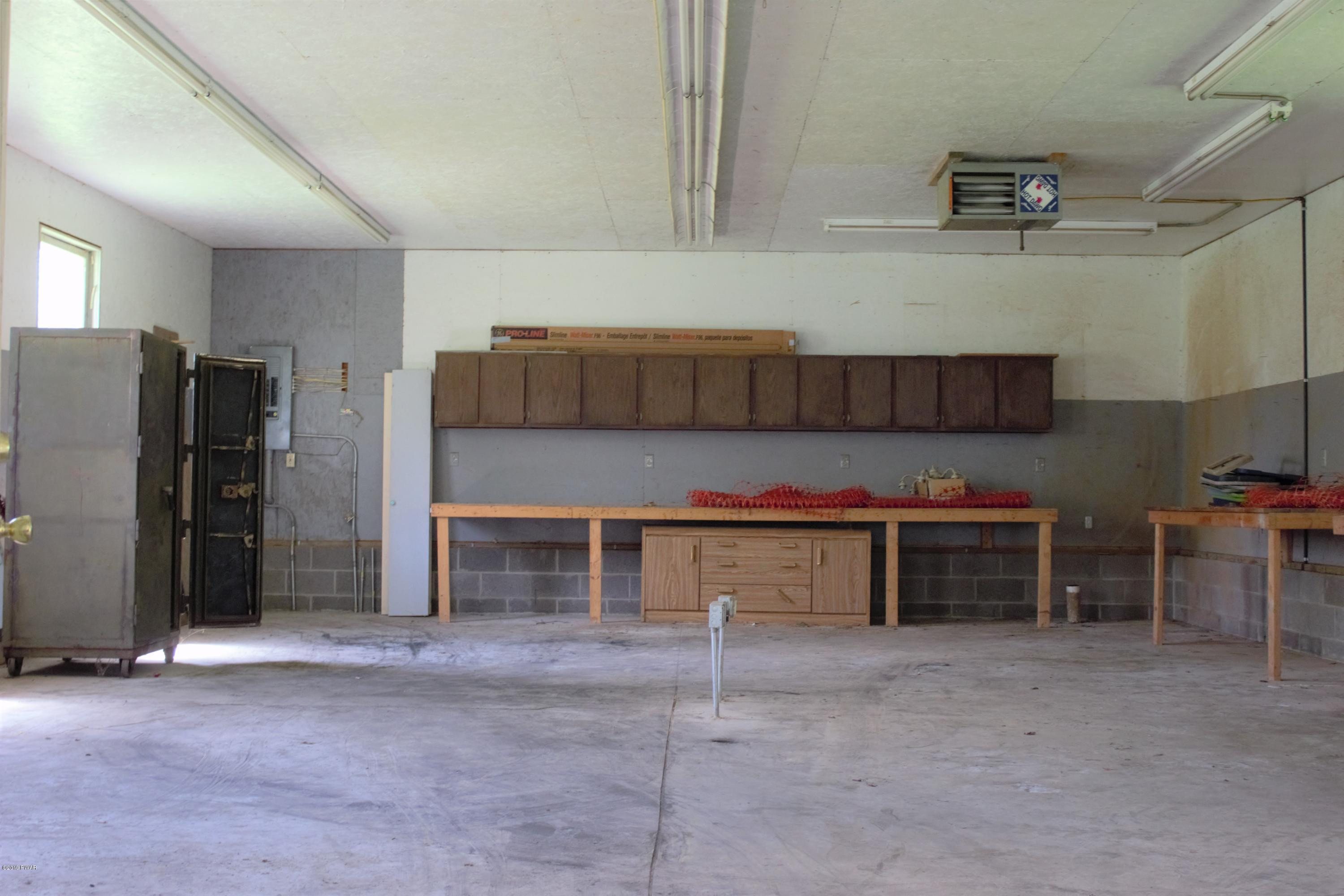 100 Lee Road Carbondale, PA 18407 - Photo 15 of 27 Garage