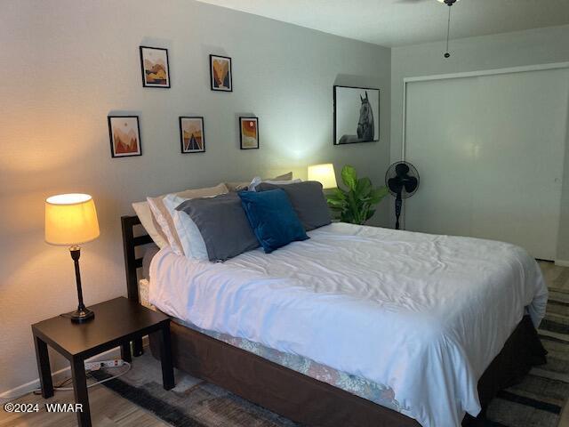 2670 Snow Slope Way Pinetop, AZ 85935 - Photo 11 of 18 a bedroom with a bed and a lamp on table