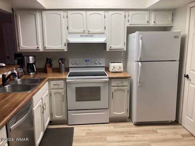 2670 Snow Slope Way Pinetop, AZ 85935 - Photo 5 of 18 a kitchen with stainless steel appliances granite countertop a refrigerator sink and cabinets
