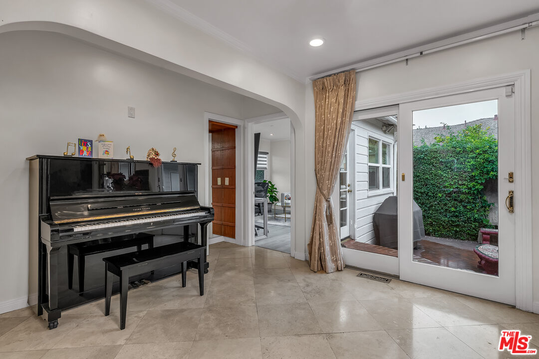 535 Winslow Avenue Long Beach, CA 90814 - Photo 11 of 32 a view of a livingroom with furniture