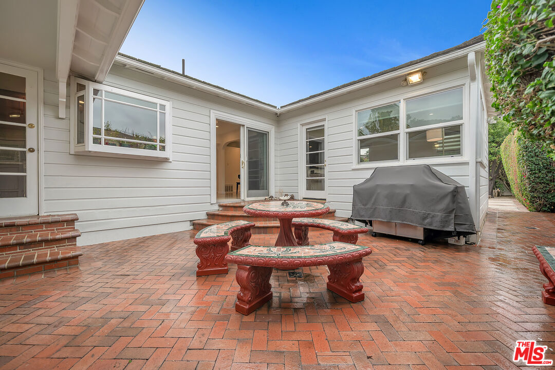 535 Winslow Avenue Long Beach, CA 90814 - Photo 18 of 32 a outdoor living space with furniture and a potted plant