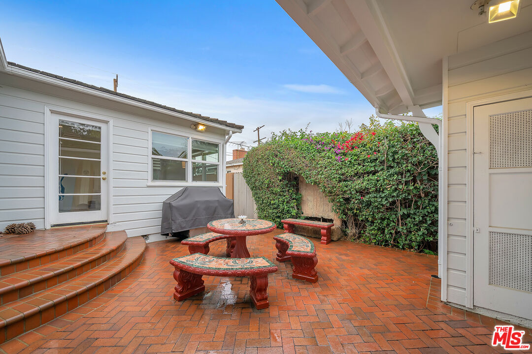 535 Winslow Avenue Long Beach, CA 90814 - Photo 19 of 32 a outdoor living space with furniture and garden view