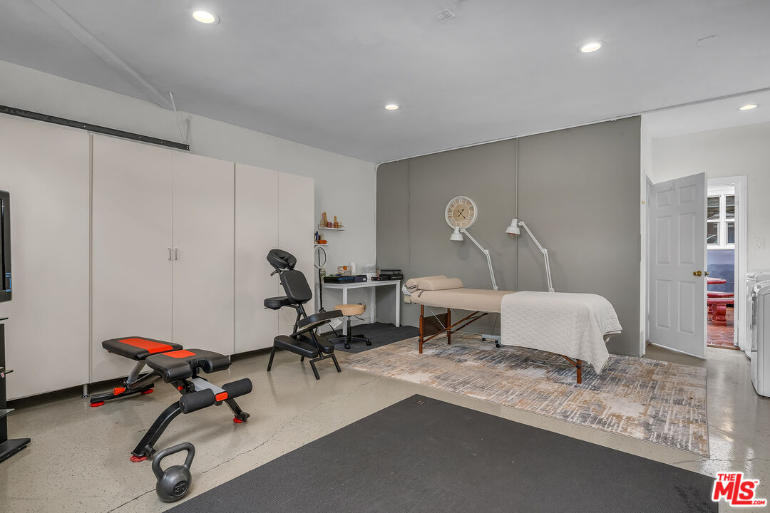 535 Winslow Avenue Long Beach, CA 90814 - Photo 21 of 32 a room with gym equipment and a table