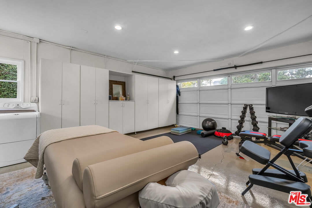 535 Winslow Avenue Long Beach, CA 90814 - Photo 22 of 32 a bed room with a bed and a chair