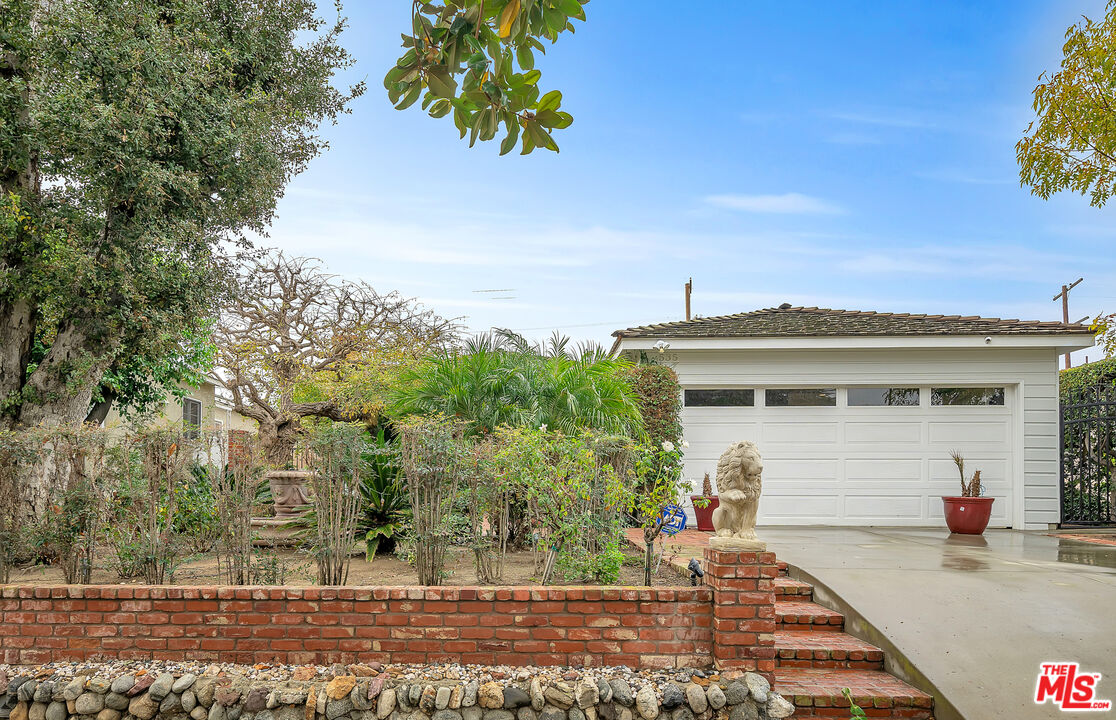 535 Winslow Avenue Long Beach, CA 90814 - Photo 25 of 32 a front view of a house with a yard