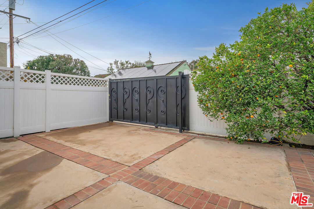 535 Winslow Avenue Long Beach, CA 90814 - Photo 27 of 32 a view of a garage