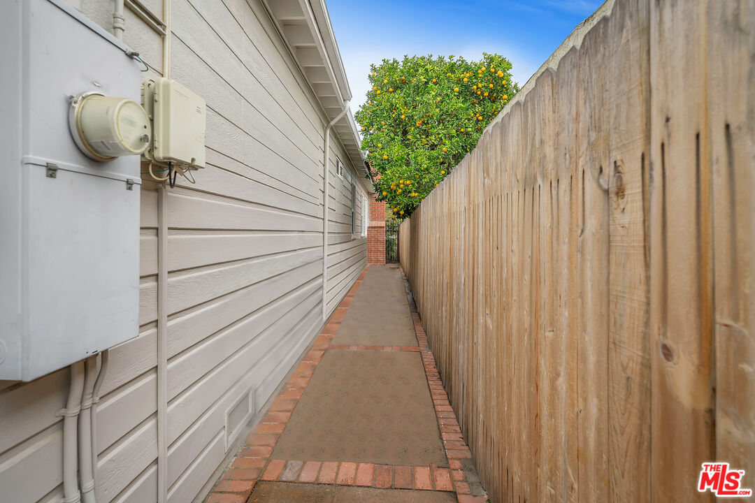 535 Winslow Avenue Long Beach, CA 90814 - Photo 28 of 32 a view of a balcony with wooden floor