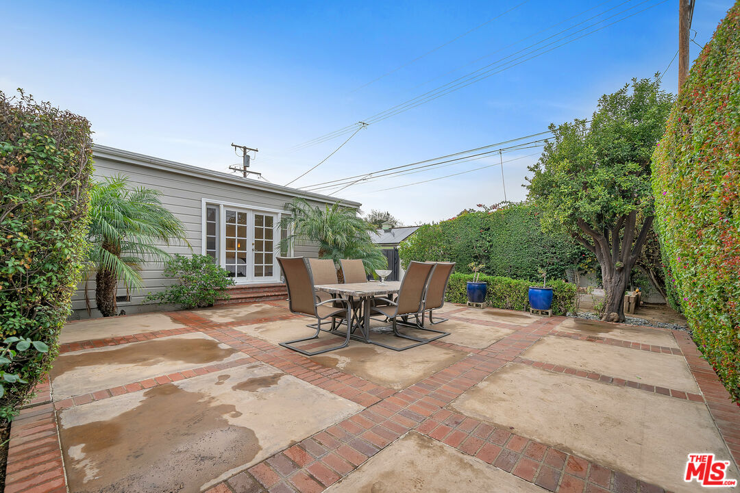 535 Winslow Avenue Long Beach, CA 90814 - Photo 31 of 32 a view of a patio with a table and chairs
