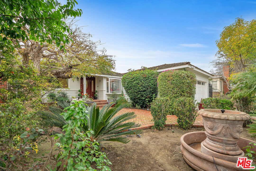 535 Winslow Avenue Long Beach, CA 90814 - Photo 6 of 32 a view of a patio with table and chairs and potted plants