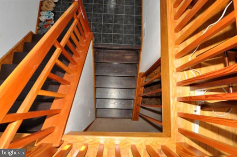 1310 Harbor Road Annapolis, MD 21403 - Photo 22 of 30 Staircase