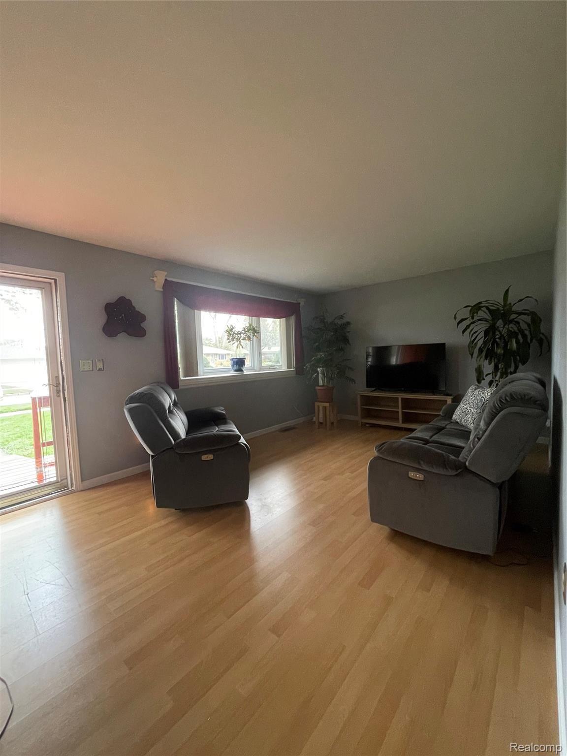 4906 Harding Street Wayne, MI 48184 - Photo 3 of 18 9208D9DF-7E77-4D55-9FC6-15F6A406036F.jpeg