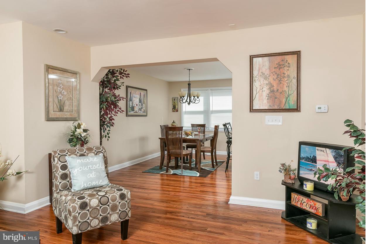 1337 Pentridge Road Baltimore, MD 21239 - Photo 22 of 30 Living Room