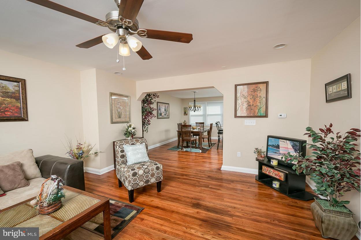 1337 Pentridge Road Baltimore, MD 21239 - Photo 8 of 30 Living Room