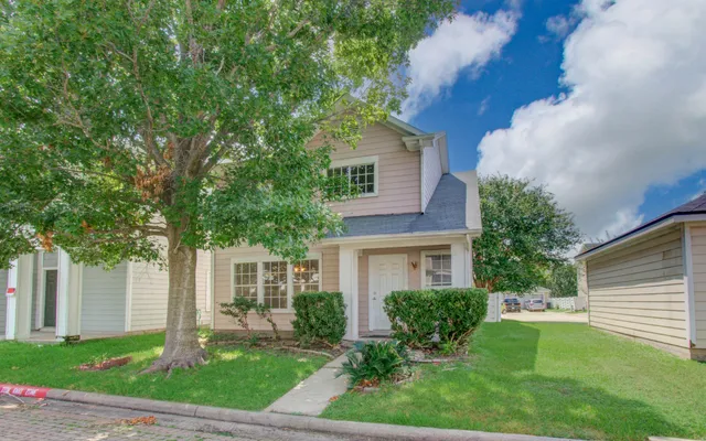 a view of a house with a yard