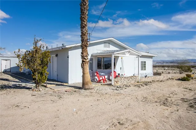 a view of a dry chair in front of a house