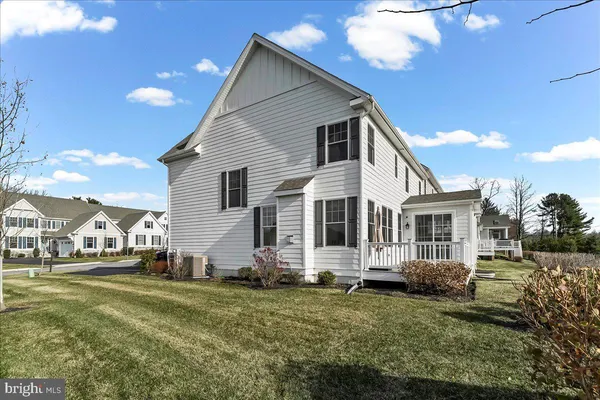 a view of a house with backyard