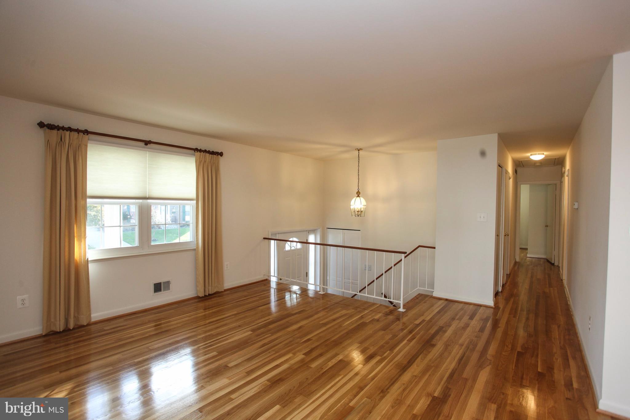 1302 Gatefield Road Baltimore, MD 21228 - Photo 4 of 29 Living Room
