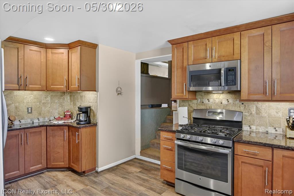 1869 Middle Trail Road Walled Lake, MI 48390 - Photo 14 of 46