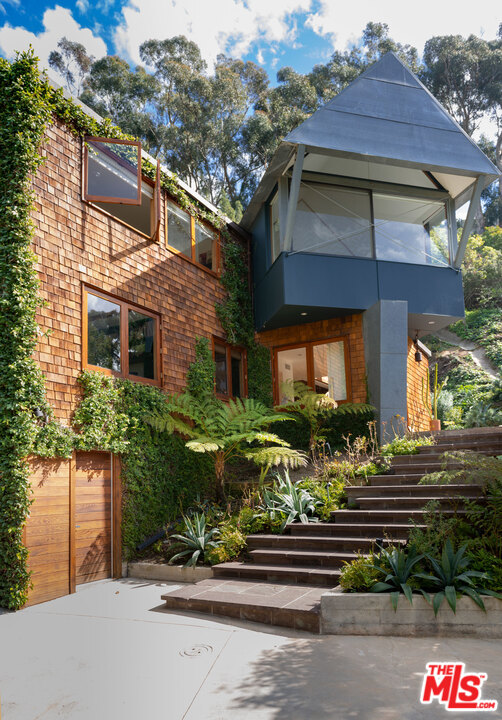 780 Latimer Road Santa Monica, CA 90402 - Photo 2 of 28