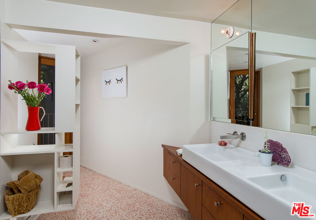 780 Latimer Road Santa Monica, CA 90402 - Photo 13 of 28