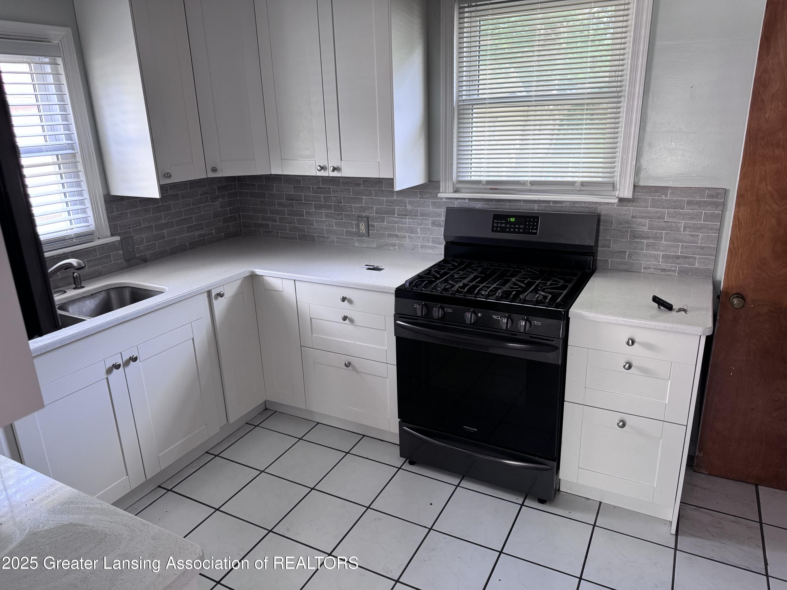 603 Armstrong Road Lansing, MI 48911 - Photo 5 of 21 IMG_3399
