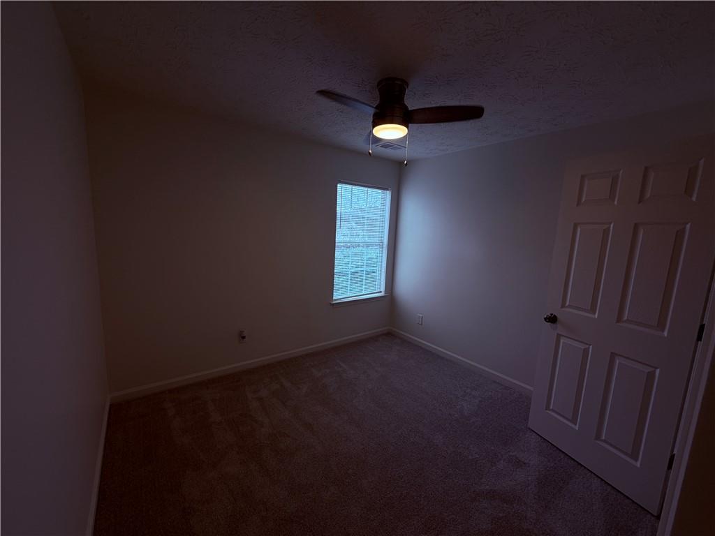 28 Hampton Drive Cartersville, GA 30121 - Photo 18 of 24 an empty room with windows and closet