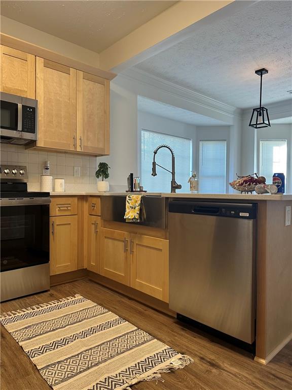 28 Hampton Drive Cartersville, GA 30121 - Photo 3 of 24 a kitchen with a sink appliances and cabinets
