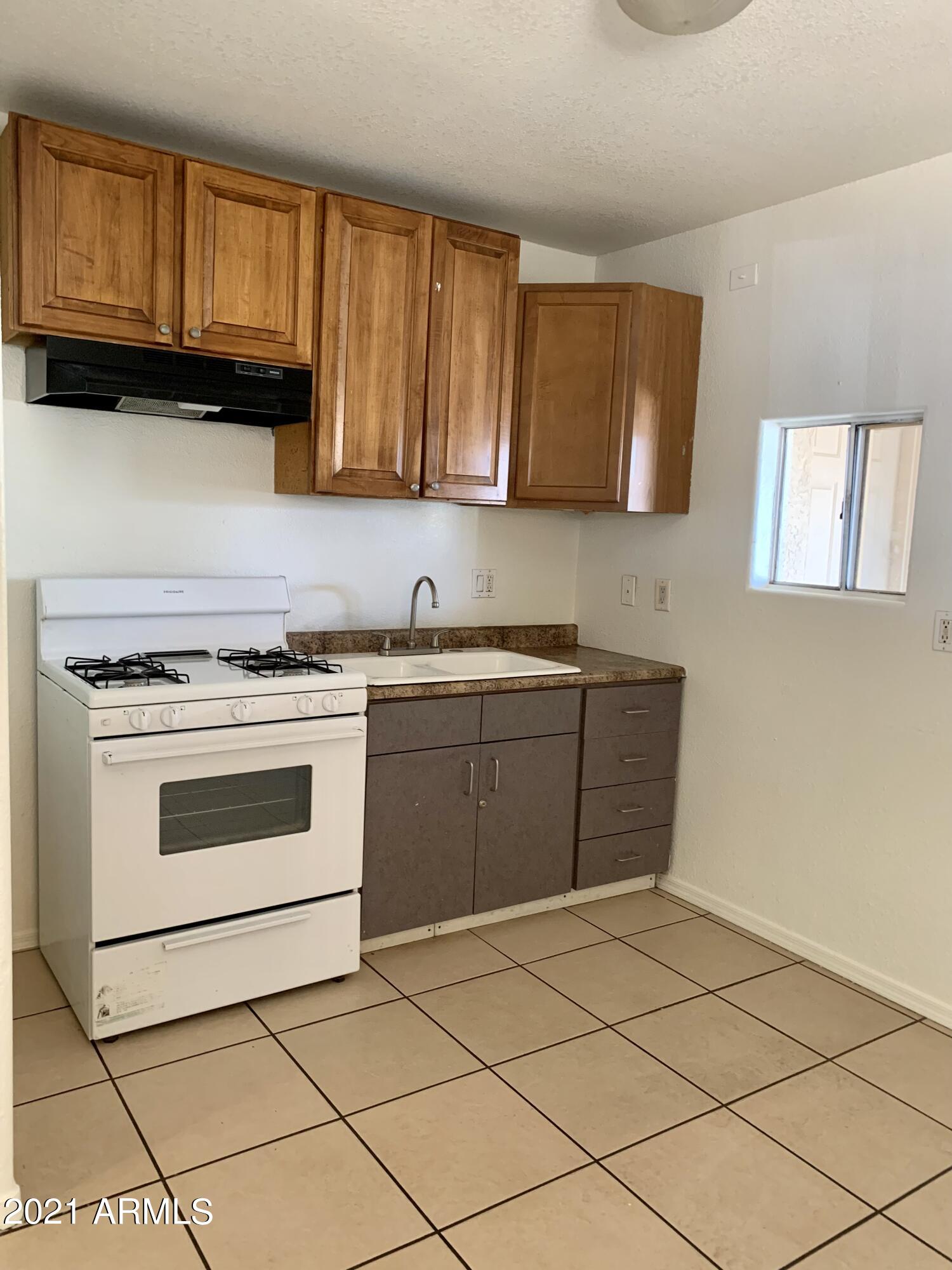 638 West Chipman Road Phoenix, AZ 85041 - Photo 8 of 20 5420557D-27D7-4EF7-BF38-A235A68A76BD