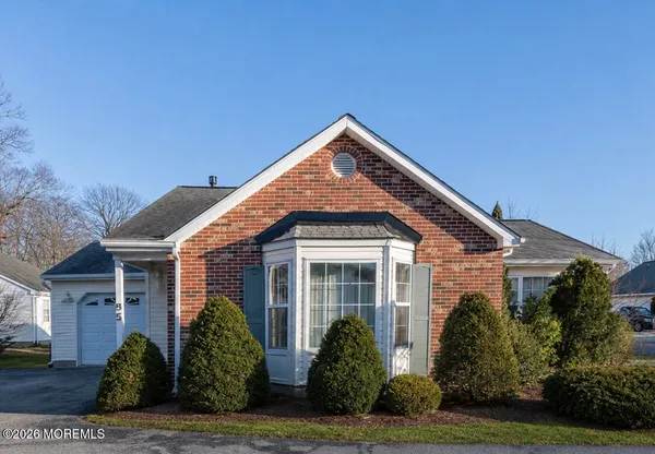 $385,000 | 95 Farnworth Close, Freehold, NJ 07728