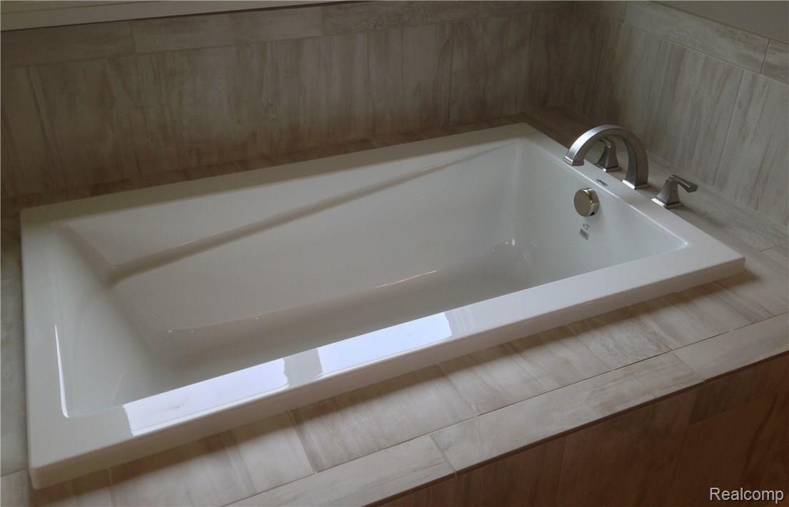 5695 Sovereign Drive Rochester, MI 48306 - Photo 33 of 39 tub.jpg