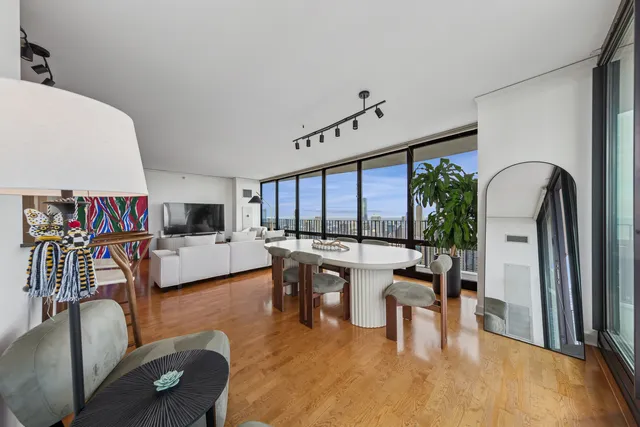 $1,199,000 | 225 North Columbus Drive, Unit 5905, Chicago, IL 60601