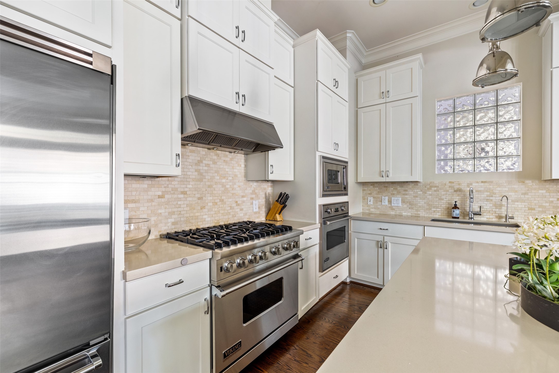 1202 Wynden Commons Lane Houston, TX 77056 - Photo 11 of 43 a kitchen with stainless steel appliances a white cabinets and a stove