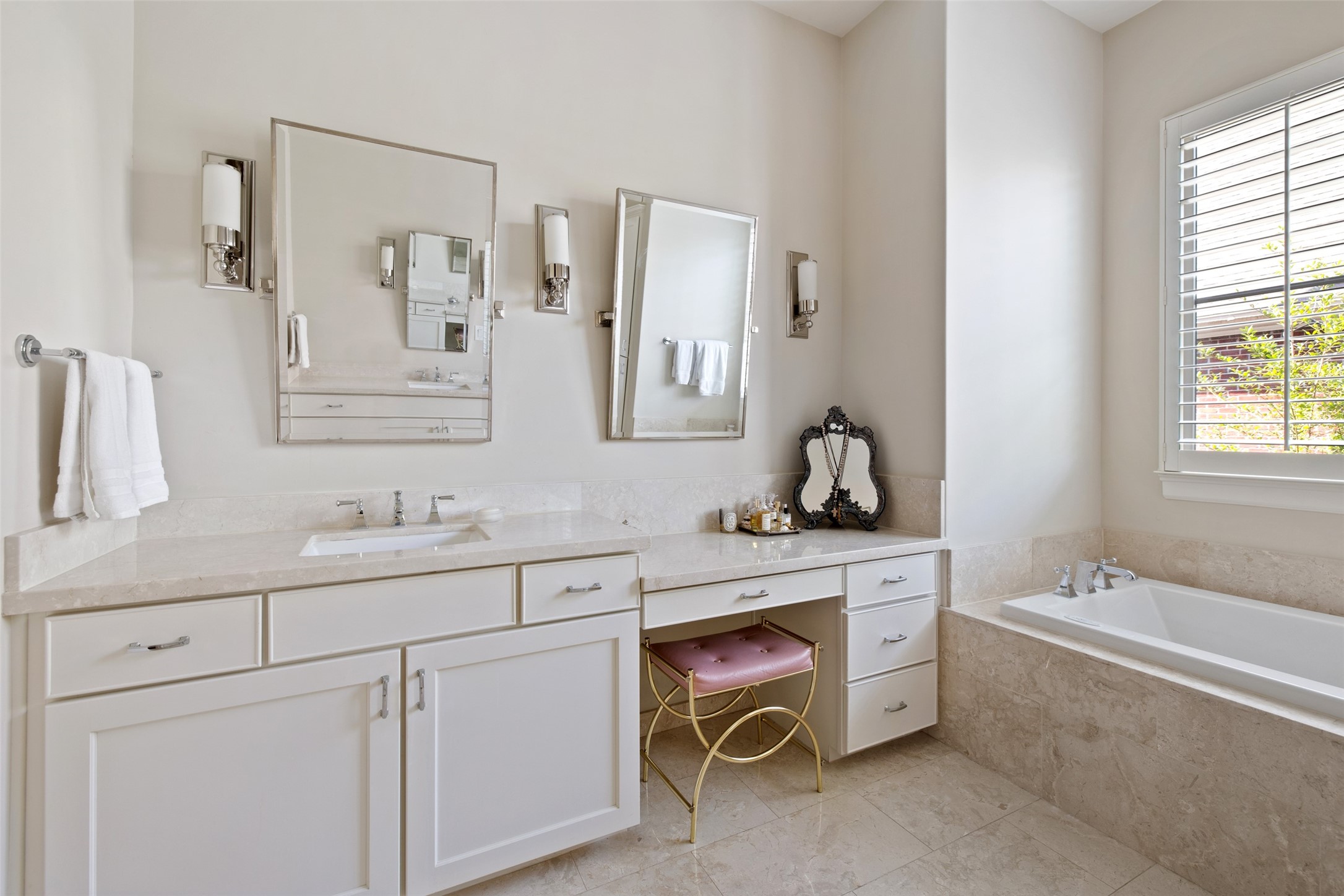 1202 Wynden Commons Lane Houston, TX 77056 - Photo 21 of 43 a spacious bathroom with a tub sink and mirror